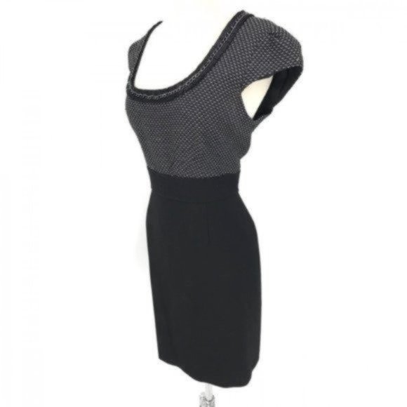 Tahari Womens Sheath Dress Size 10P Black Gray Cap Sleeve Chain Detail Scoopneck - Picture 4 of 9